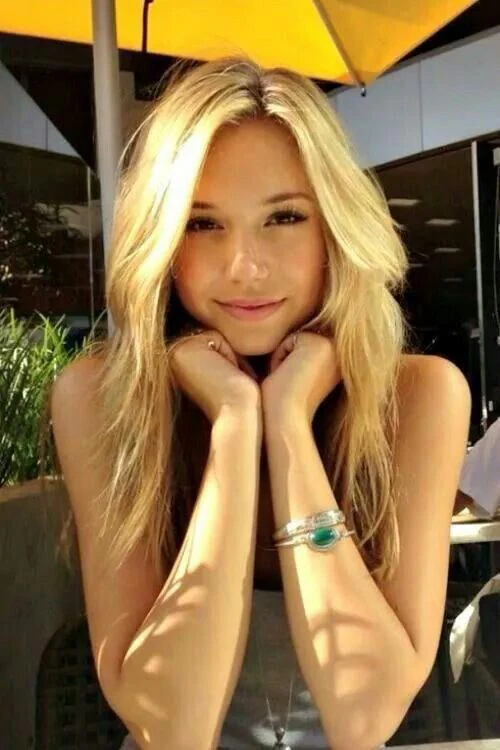 Alanya Escort Nadya Rus Bayan Pozitif Enerji Veriyor